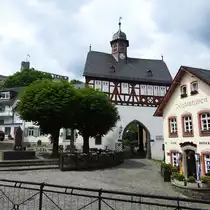 K�NIGSTEIN/TAUNUS-ALTSTADT
Altstadtviertel von K�NIGSTEIN/TAUNUS,dem heiklimatischen Kurort zwischen gr�nen Taunus-H�geln
mit dem Fachwerk-Geb�ude des Stadtmuseums und der Burgruine K�nigstein hoch oben,
am 5.6.2017......