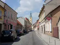 Samobor, H�user in der Ivana Perkovca Stra�e mit Kirchturm der St. Anastasia Kirche (01.05.2017)