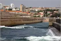 Porto. Die alte und die neue Mole brechen die Kraft der vom Atlantik heranrauschenden Wellen f�r einen kurzen Strandabschnitt im Stadtteil Foz do Douro. 22.04.2017