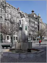 Porto. Der Brunnen Menina Nua in der prachtvollen Avenida dos Aliados. 22.04.2017