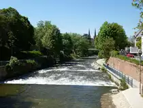 Freiburg, Blick flu�abw�rts auf die Dreisam von der Greiffeneckbr�cke, im Hintergrund die T�rme der Johanniskirche, Mai 2017