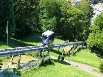 Freiburg, die 2008 neu errichtete Standseilbahn f�hrt vom Stadtgarten zum Restaurant  Dattler  auf dem Schlo�berg, 262m lang, 74m H�henunterschied, Fahrzeiz 3min, Mai 2017