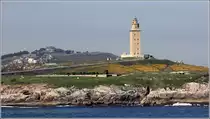 A Coruna. Schon von Weitem gr��t der Herkulesturm. Er wurde in den Jahren 98 bis 117 von den R�mern errichtet, als Leuchtturm genutzt und ist noch heute in Betrieb. Er steht auf einem 48 m hohen Felsen, die Spitze ist 104 m �ber dem Meeresspiegel und weithin sichtbar. 1785 wurde der Turm restauriert. Der Herkulesturm ist das Wahrzeichen der Stadt und schm�ckt auch das Stadtwappen. Er gerh�rt zum Weltkulturerbe der UNESCO. 
23.04.2017