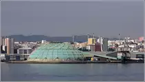 A Coruna. Den Mittelpunkt des Kohleterminals im Hafen bildet die gr�ne Kuppel mit den umschlossenen F�rderb�ndern. 
23.04.2017