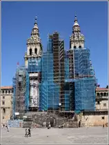 Santiago de Compostela. Zentraler Platz in der Altstadt ist der Praza do Obradoiro. An der Ostseite steht die Kathedrale. Hier endet der Jakobsweg, auf dem 2016 etwa 278.000 Pilger ihr Ziel erreichten. Am 23.04.2017 war die Westfassade, aber auch Teile des Inneren f�r Sanierungs- und Restaurierungsarbeiten einger�stet.
