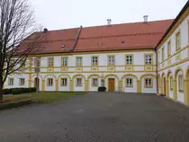 Gangkofen, ehem. Deutschordenkommende, dreifl�gelige sp�tbarocke Anlage, erbaut 1791 (23.12.2016)