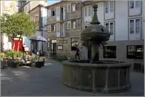 Santiago de Compostela. Am Praza de Fonseca steht dieser Brunnen. 23.04.2017