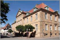 Die Bisch�fliche Kanzlei in Osnabr�ck. Das Geb�ude wurde 1785 fertiggestellt, im 2. Weltkrieg bis auf die Au�enmauer zerst�rt und in den Folgejahren im alten Stil wieder aufgebaut. Aufnahmedatum: 15.07.2006