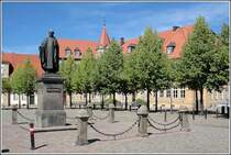 Das Justus-M�ser-Denkmal auf der Gro�en Domsfreiheit in Osnabr�ck. Samstag �berragt es die Verkaufsst�nde des Wochenmarktes. Justus M�ser ist einer der bedeutendsten Osnabr�cker (siehe Wikipedia). Er lebte im 18. Jahrhundert, sein Denkmal wurde 1836 errichtet. Aufnahmedatum: 15.07.2006