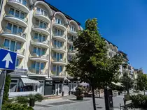 Eine Spazierstrasse mit den Balkonen eines Hotels in H�v�z