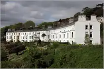 Cobh. Die Wohnh�user an The Crescent bieten vom Hang eine gute Sicht auf den Naturhafen von Cork. 27.04.2017