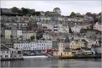 Cobh. Die Stadt zieht sich den Hang hinauf. Rechts der Bildmitte ist das alte Rathaus mit dem Uhrturm zu sehen. 27.04.2017