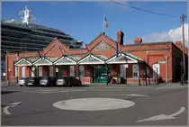 Cobh. Das Heritage Center befindet sich der ehemaligen Bahnhofshalle. Daneben ist der Pier f�r Kreuzfahrtschiffe. Hier von Cobh sind 2,5 Millionen Iren ausgewandert. 27.04.2017