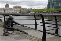 Dublin. Der Linesman auf dem City Quay erinnert an den alten Beruf. 28.04.2017