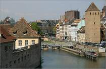Blick von der Terrasse Panoramique nach Norden entlang dem Kanal Foss� du Faux-Rempart, der die Altstadt n�rdlich umschlie�t. Auf der Pont National ist ein Stra�enbahnzug zu erkennen. 21.4.2006 (Matthias)