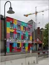Dublin. Farbenfroh gestaltete Fassade der St. Mary's Preschool am City Quay. 28.04.2017