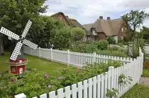 Oland Dorf - Oland hat eine Schule, eine Kirche, ein Gasthaus, ein Gemeindehaus mit B�cherei und den Leuchtturm Oland – dieses Leuchtfeuer ist das einzige reetgedeckte Leuchtfeuer Deutschlands. Im Zentrum der Hallig befindet sich ein historischer Fething (Viehtr�nke). Aufnahme: 25. Juni 2017.