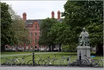 Dublin. W. E. H. Lecky betrachtet von seinem Sockel in aller Ruhe das Treiben im Trinity College 28.04.2017