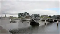 Dublin. Die Sean O'Casey Bridge wurde 2005 als Fu�g�ngerbr�cke �ber den Liffey er�ffnet. 28.04.2017