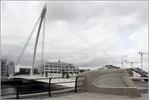 Dublin. Die Samuel Beckett Bridge ist eine 120 m lange Schr�gseil-Drehbr�ck �ber den River Liffey. Sie verf�gt �ber vier Auto- und je zwei Fu�g�nger- und Fahrradspuren. Im Dezember 2009 wurde sie er�ffnet. Entworfen wurde sie vom spanischen Architekten Santiago Calatrava. 28.04.2017