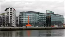 Dublin. Am Sir John Rogerson's Quay wurde die Diving Bell aufgestellt. Diese Taucherglocke wurde von 1871 bis 1958 beim Bau der Kaimauern des Hafens eingesetzt. 28.04.2017