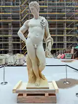 Antinous im Berliner Schloss vor der Ostseite am 24. Juni 2017.

