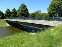 Freiburg, eine der zahlreichen Br�cken �ber die Dreisam, hier im Stadtteil Betzenhausen, Mai 2017