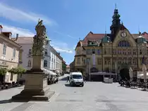 Ptuj, Universit�tsgeb�ude und St. Florian Statue am Mestni Platz (04.05.2017)