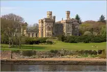 Stornoway. Lews Castle (schottisch-g�lisch: Caisteal Le�dhais) wurde Mitte des 19. Jahrhunderts errichtet. Eine Besonderheit bildet der das Schlo� umgebende Wald, er ist untypisch f�r Lewis and Harris. 01.05.2017