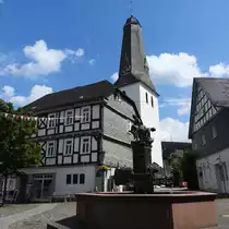 BAD LAASPHE-INNENSTADT MIT EV. KIRCHE
Die Kleinstadt im Kreis SIEGEN-WITTGENSTEIN hat einen sch�nen Fachwerkkern-die evangelische Kirche mit
ihrem charakteristischen sechseckigen Dach,aus dem 13. Jahrhundert stammend,wurde nach der Reformation
mit Abendmahlstisch,Kanzel,Emporen und F�rstenloge ausgestattet-
absolut sehenswert,hier am 4.7.2017...