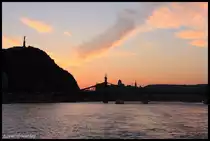 Blick am Abend des 19.06.2017 vom Schiff aus auf den Gellert Berg und die Elisabeth Br�cke in Budapest.