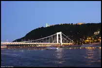 Budapest zur blauen Stunde am 19.6.2017: Blick vom Schiff auf der Donau auf Elisabeth Br�cke und den Gellert Berg mit der Freiheitsstatue.