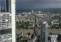 Blick vom Maintower am Commerzbank-Hochhaus vorbei nach Sachsenhausen. Unten in Bildmitte quert die Untermainbr�cke den Main. Rechts neben der Br�cke, auf dem Bild nat�rlich nicht zu sehen unterf�hrt die Frankfurter U-Bahn den Main in zwei Tunnelr�hren. 1.6.2006 (Matthias)