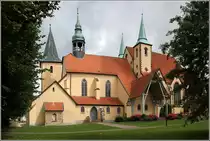 Wallenhorst. Die Kirche St. Johannes des ehemaligen Klosters Rulle. Das Kloster wurde 1230 gegr�ndet und 1803 aufgelassen. Die heutige Form der Kirche entstand in den Jahren 1927 bis 1930 im Heimatschutzstil. Die bereits 1233 erbaute Kirche St. Ulrich ist bei der Umgestaltung einbezogen worden. 15.07.2017