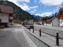 Ugovizza, H�user entlang dem Bach der Via Uque (05.05.2017)