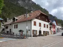 Malborghetto, H�user entlang der Via del Tiglio (05.05.2017)