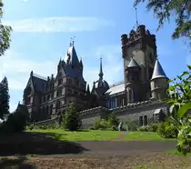 K�NIGSWINTER-SCHLOSS DRACHENBURG
Romantik pur strahlt dieses m�rchenhafte Schl�sschen aus,von 1882-84 in Rekordzeit im Neo-Fr�hgotischen
Stil erbaut,seit 1986 unter Denkmalsschutz stehend-die R�ckfront mit der verspielten Gartenanlage ist
einfach nur traumhaft sch�n,mit weitem Blick ins Rheintal,hier am 18.7.2017....