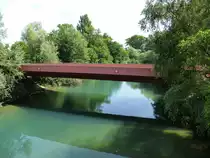 Breisach, die M�hlin-Br�cke, ist eine Stra�enbr�cke in Stahlverbundbauweise �ber die M�hlin mit einer St�tzweite von fast 53m, erbaut 1999, Juni 2017