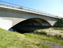 Hausen a.M., auf dieser Bogenbr�cke �berquert die Autobahn A5 die M�hlin, nahe der Ortschaft, Mai 2017