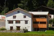 Brunnen, die Alte Sust entstand bereits im 15. Jahrhundert. 2010-2013 wurde der alte Bruchsteinbau aufwendig saniert und wieder aufgebaut. Faszinierend ist besonders die Fassadengestaltung mit den eigenwillig gesetzten Fenstern - 17.07.2014