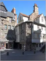 Edinburg. Mit dem Bau des John Knox House in der High Street wurde 1490 begonnen. 03.05.2017