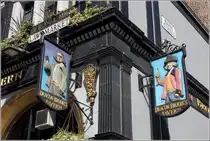 Edinburg. Die Deacon Brodies's Tavern liegt an der Ecke Lawnmarket/Bank Street. Deshalb gibt es an beiden Stra�en ein Wirtshausschild. Beide Schilder zeigen die beiden hier zu sehenden Seiten. Deacon Beacon - geboren am 28.09.1741, geh�ngt am 1.10.1788 - inspirierte Robert Louis Stevenson zu seinem Werk  Der seltsame Fall des Dr. Jekyll und Mr. Hyde . 03.05.2017