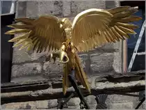 Edinburg. Dieser vergoldete Vogel ziert das im Jahre 1550 erbaute sechsst�ckige Wohn- und Gesch�ftshaus Gladstone's Land am Lawnmarket. 03.05.2017 