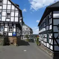 STADT BLANKENBERG AN DER SIEG
Hoch �ber der Sieg und nahe bei HENNEF gl�nzt das St�dtchen,das durch die Burganlage der GRAFEN VON SAYN
ab 1245(bis 1805) Stadtrechte genoss,heute jedoch zu HENNEF/SIEG geh�rt,
mit wundersch�nem Fachwerk und T�rmen und Mauern der einstigen Burganlage-am 20.7.2017...