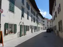 Venzone, historische Geb�ude in der Via Roma (05.05.2017)