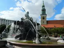 Berlin-Mitte: Der Neptunbrunnen (auch Kaiserbrunnen, Schlo�brunnen oder auch Begasbrunnen), wurde von 1888 bis 1891 erbaut. Im Hintergrund ist die St. Marienkirche zu sehen. (13.07.2017)  