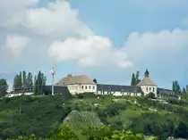 Laucha an der Unstrut - Der Flugplatz Laucha war ab 1932 Segelflugplatz und wurde ab 1937 als Reichsflugschule genutzt. Heute findet hier reger Flugsportbetrieb statt. Nutzer sind der Luftsportverein Laucha Dorndorf, der Flugmodellsportclub „Unstruttal“ und das Haus der Luftsportjugend. (15.07.2017)