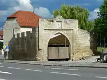 Laucha an der Unstrut: Das sp�tgotische Obertor und ein Teil der aus dem 15. Jahrhundert stammmenden Stadtmauer. �ber der Tordurchfahrt ist das Stadtwappen von Laucha zu sehen. Im Torhaus ist eine Heimatstube eingerichtet. (15.07.2017)