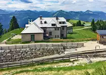 Die  Schafberg-Alpe  im Salzkammergut. Der Schafberg ist ein 1.782 m �.M. hoher touristisch genutzter Berg am Wolfgangsee.  12.06.2017