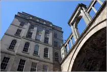 Edinburg. Die Topografie der Stadt ist - f�r einen Flachl�nder - von starken H�henunterschieden gepr�gt. Hier f�hrt die Br�cke des Waterloo Place �ber die Calton Road. 03.05.2017 